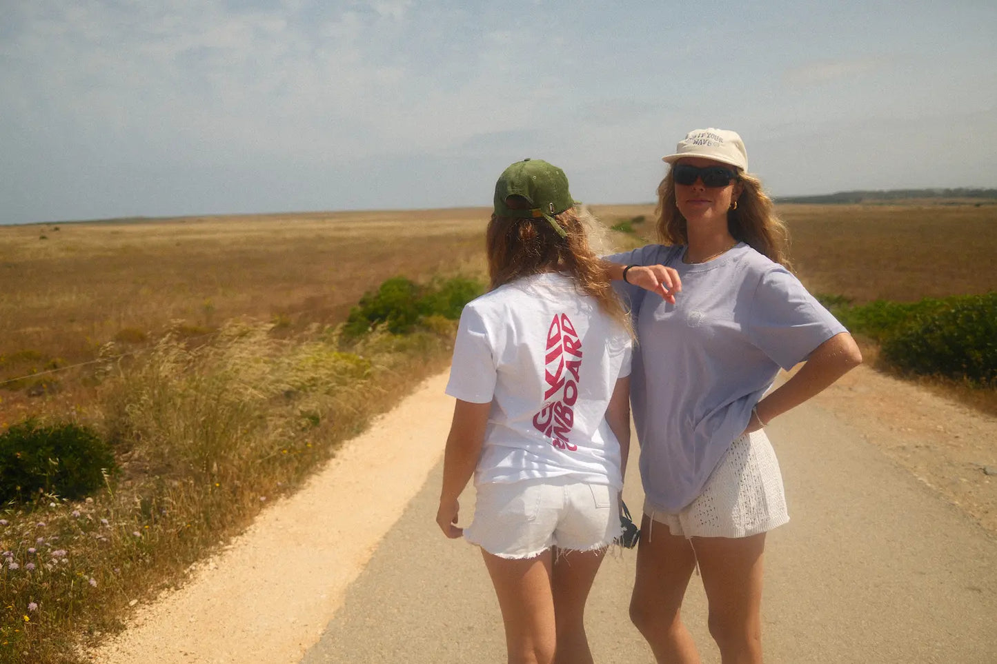 Crianças grandes a bordo do sol vermelho t -shirt