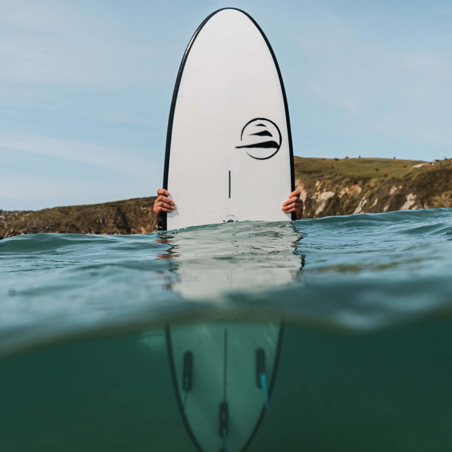 Tabla de surf evolutiva Dharma 6.2 en el agua