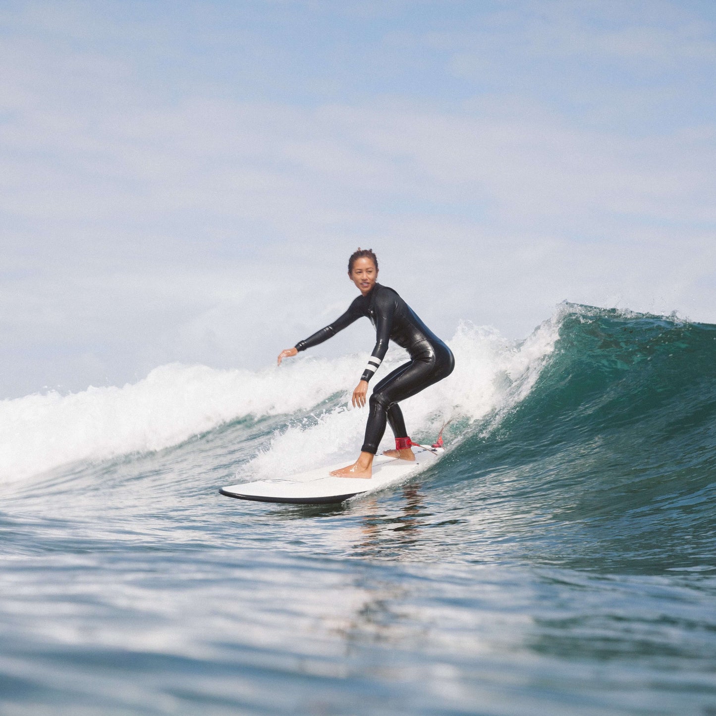 Mujer surfista con una tabla de surf evolutiva flysurf