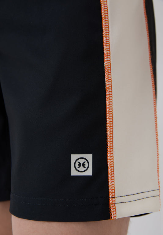 Detalle franja lateral blanca y logo bañador surf hombre Deeply Limitless II negro