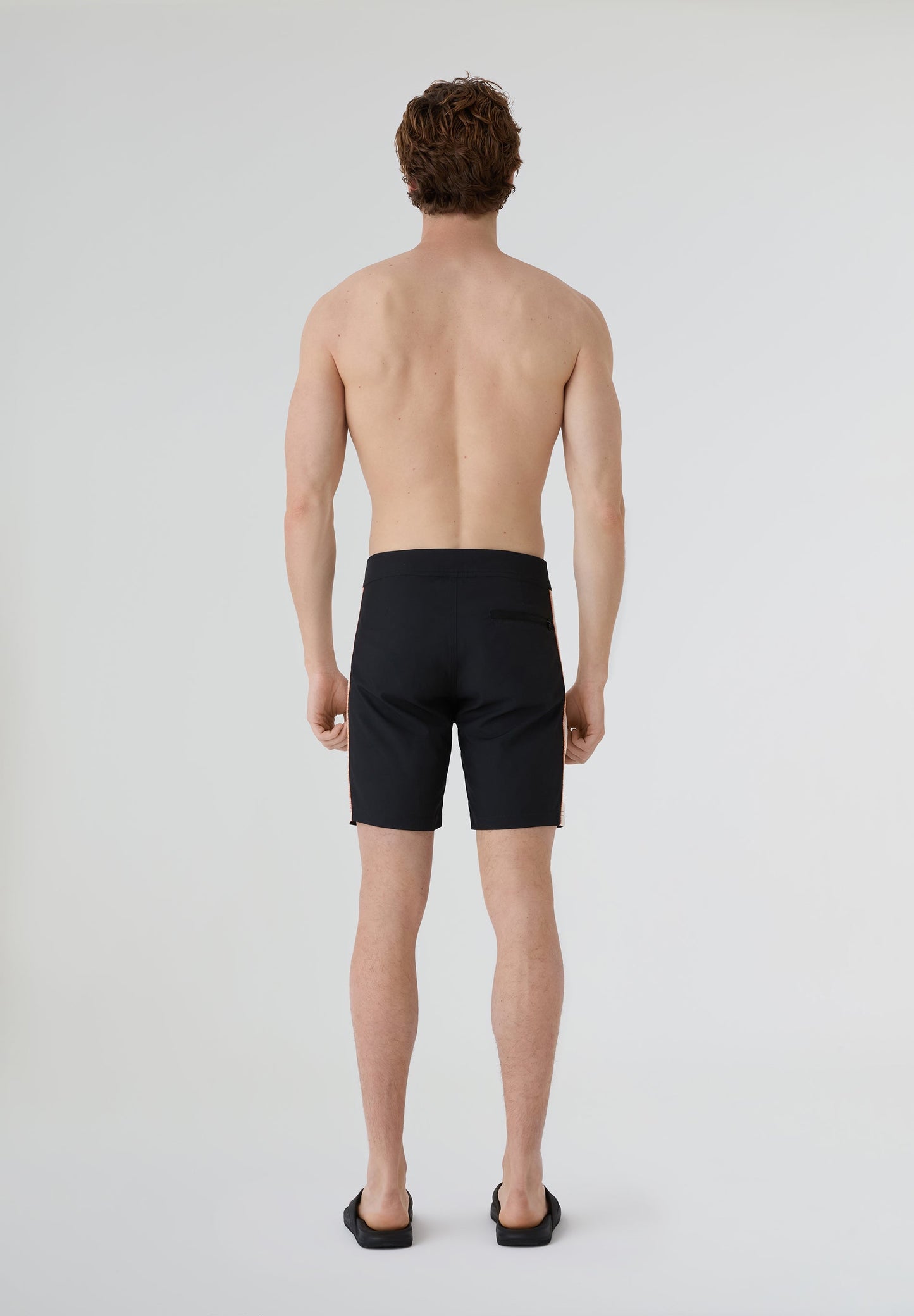 Bañador surf hombre Deeply Limitless II negro y blanco con modelo vista trasera