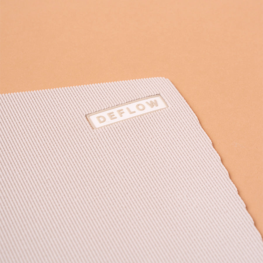 zoon a la marca deflow y al tacto del surfgrip tabla fish color blanco beige