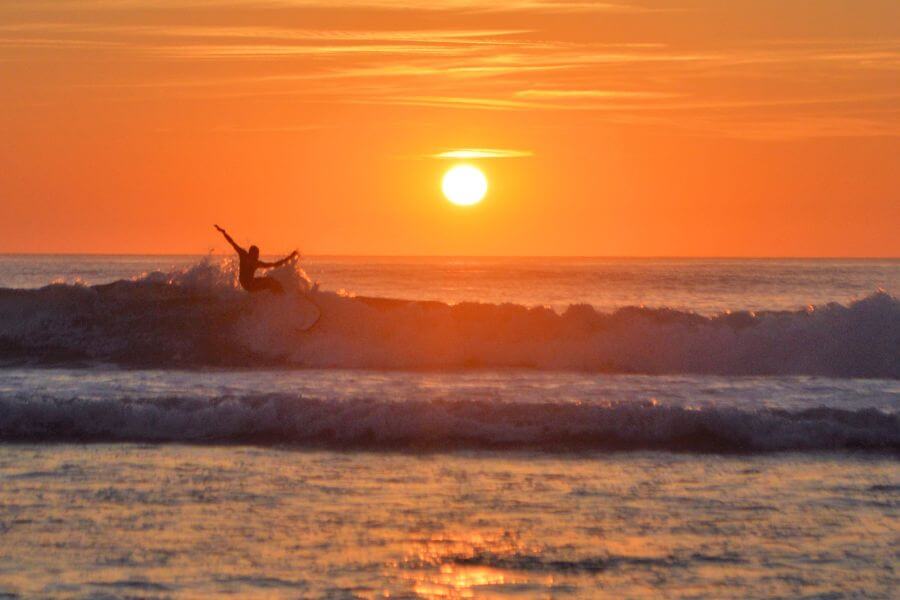 olas durante la marea baja