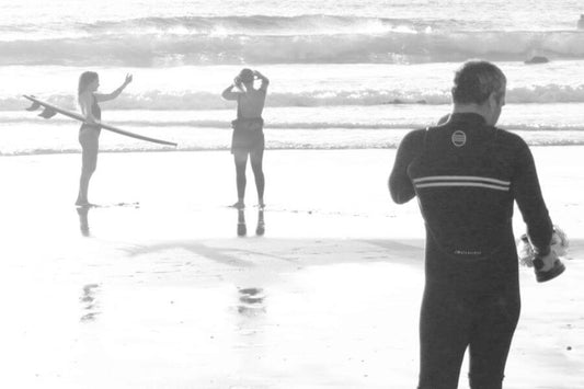 chicos surfeando en galicia