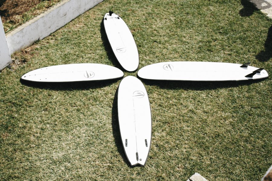 ¿Cómo viajar con tu material de surf?