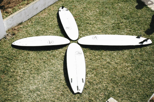 ¿Cómo viajar con tu material de surf?
