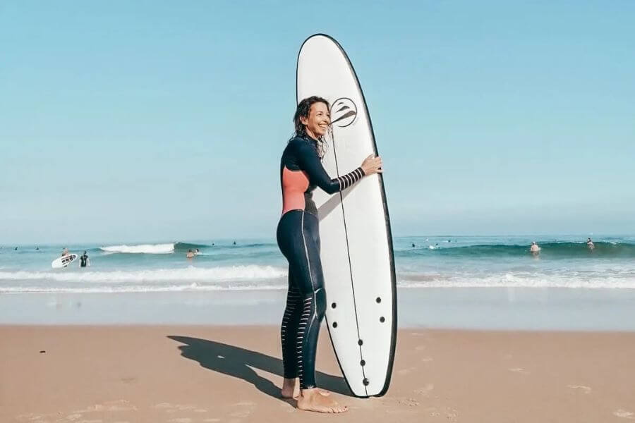 Hacer surf en la playa