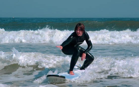 Persona siguiendo los tips de surf para progresar