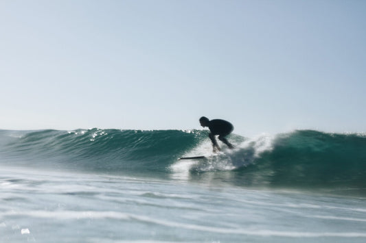 Surfista cogiendo una ola