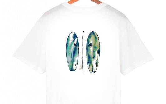 Camiseta surfer con tablas de surf de diseño