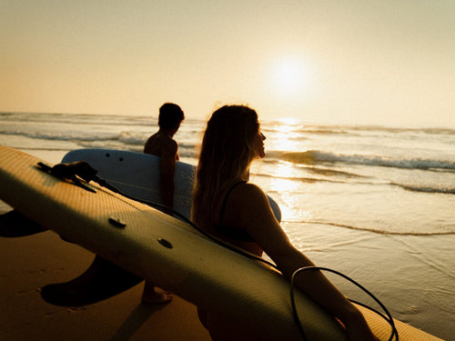 Qué Llevar a la Playa para Surfear: Lista de Material Esencial para este Verano