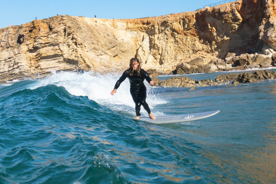Persona aprendiendo a surf rapidamente una de sus primeras olas