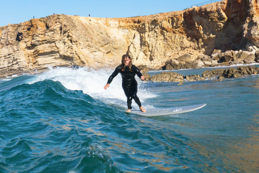 Persona aprendiendo a surf rapidamente una de sus primeras olas