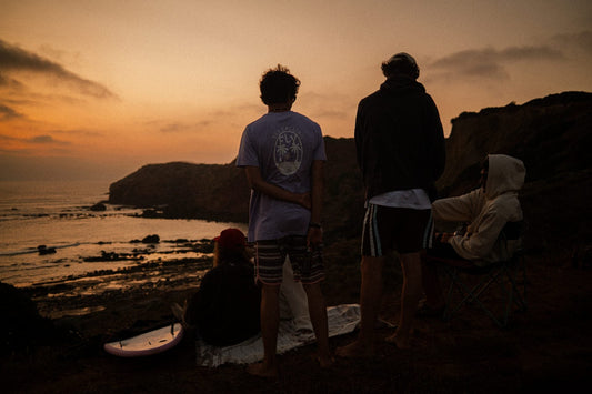 Surfistas en Portugal viviendo un Verano Europeo de surf