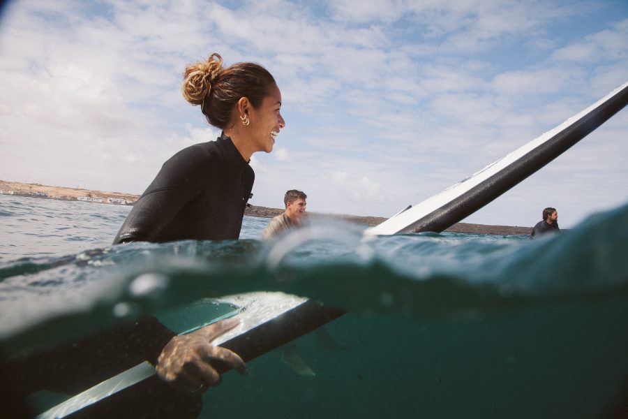 Mujer surfista haciendo surf en las playas de Bilbao