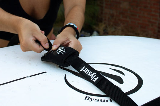 Porta tablas de flysurf siendo instalado en un coche