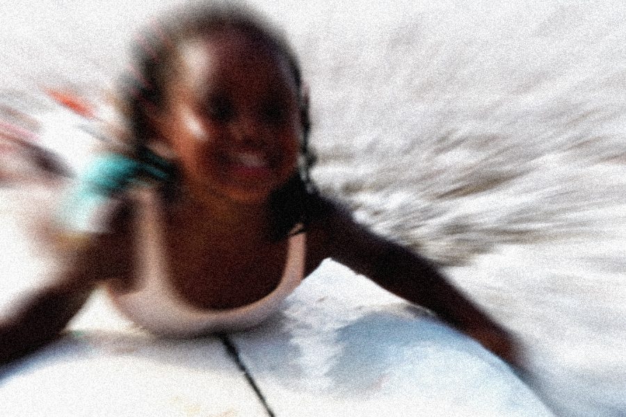 Niña surfeando en una tabla de surf de flysurf