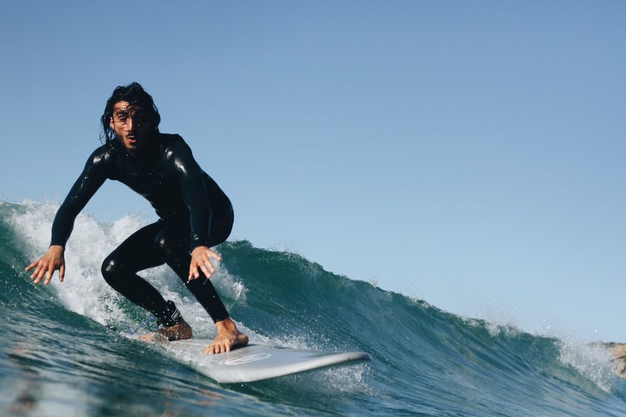 Surfista surfeando con 40 años