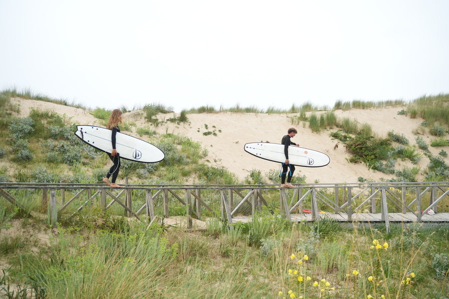 Surfistas de 30 años en la playa