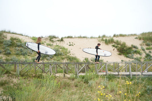 Surfistas de 30 años en la playa