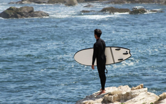 Surfista en la playa con una tabla de Flysurf