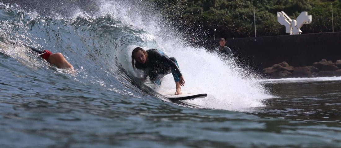Persona cogiendo un tubo de surf con una tabla flysurf