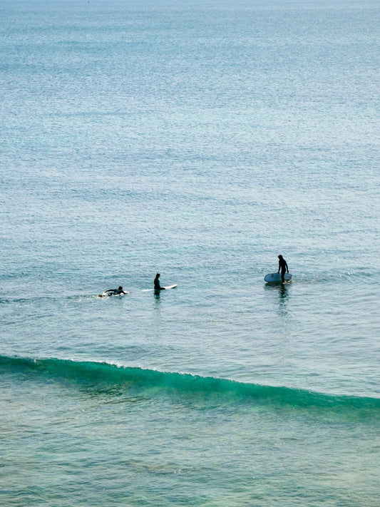 Surfista enfrentando distintas condiciones climáticas — clima y rendimiento en surf