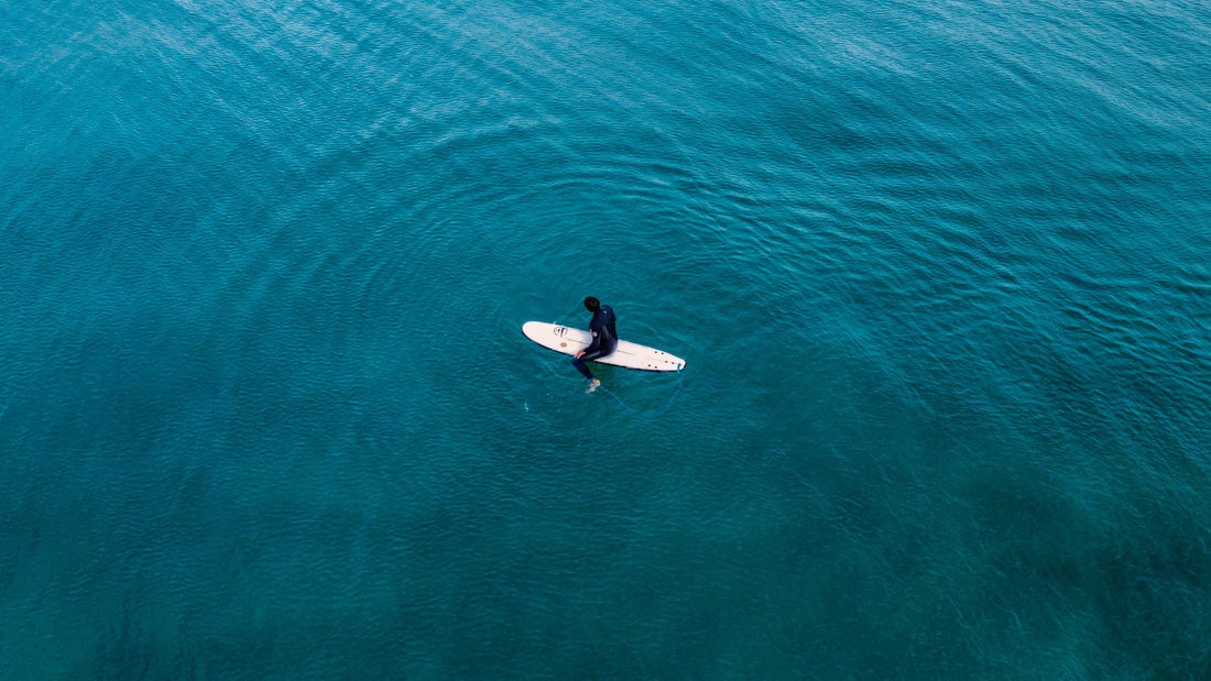 Surfista analizando olas en su spot de surf