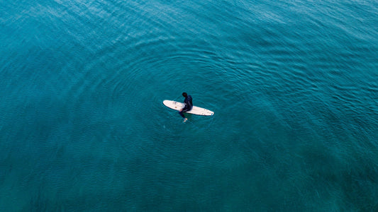Surfista analizando olas en su spot de surf