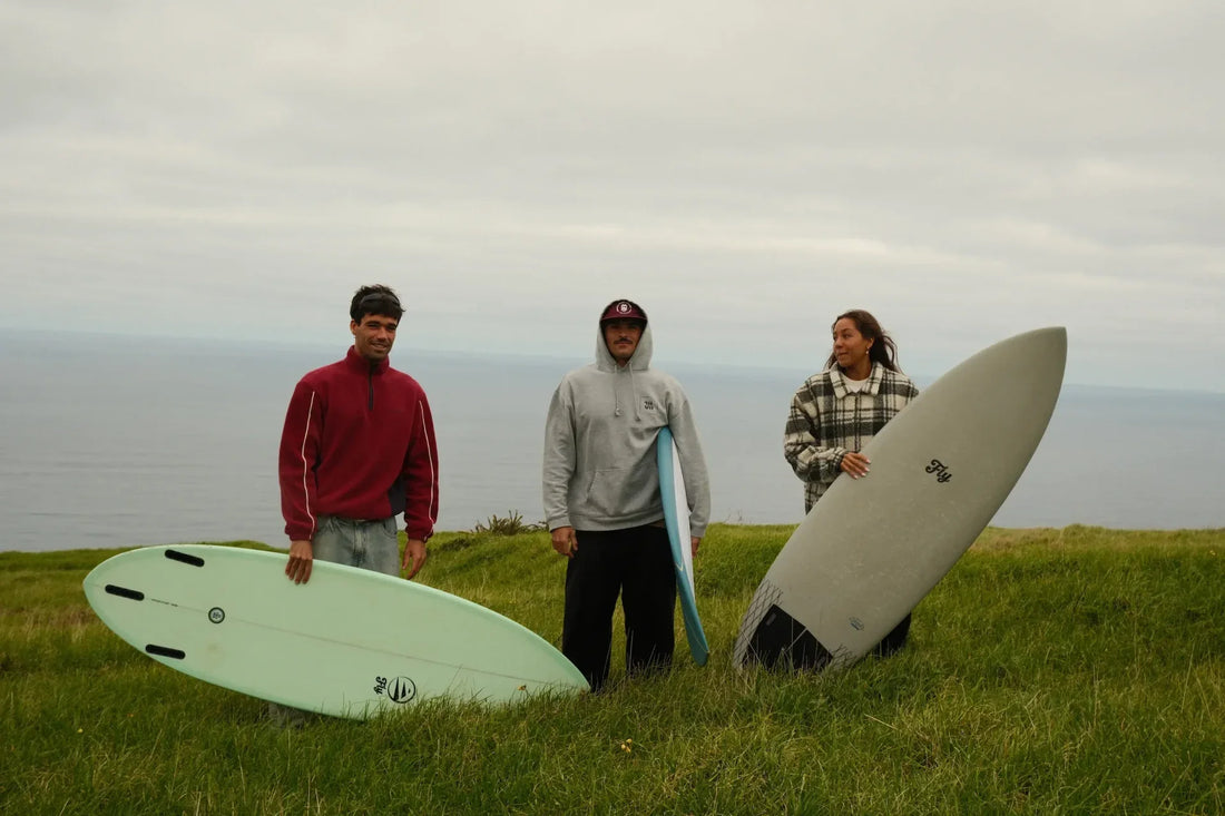 3 chicos sosteniendo las nuevas tablas de surf de fibra flysurf la coleccion fibertech