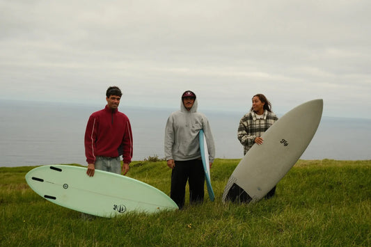 3 chicos sosteniendo las nuevas tablas de surf de fibra flysurf la coleccion fibertech