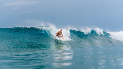 Surfear en Agosto sin Agobios: Mejores Horas y Playas para Evitar la Masificación