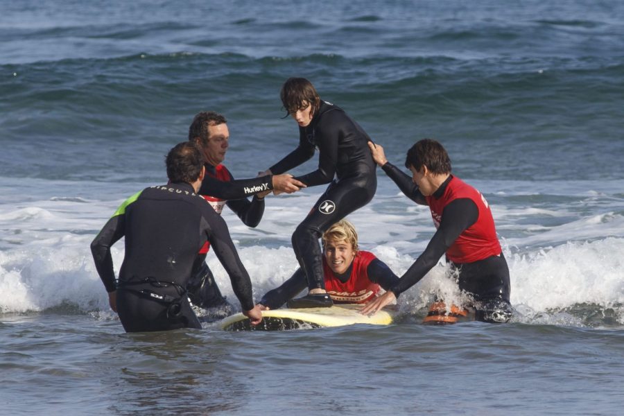 Surfista adaptado en una ola