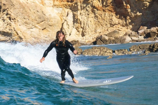 Surfista principiante con una tabla de surf de Flysurf