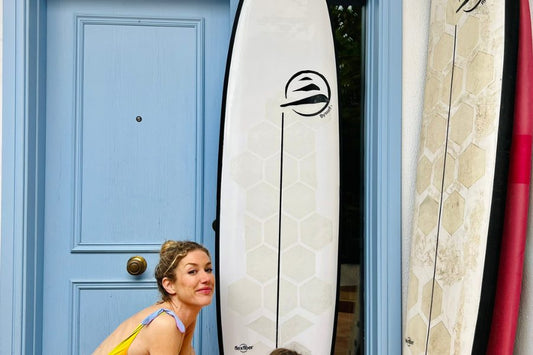 Mujer practicando surf en Valencia
