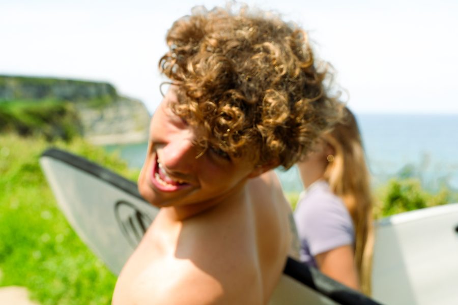 Surfero con una tabla de surf Dharma, una shortboard de Flysurf