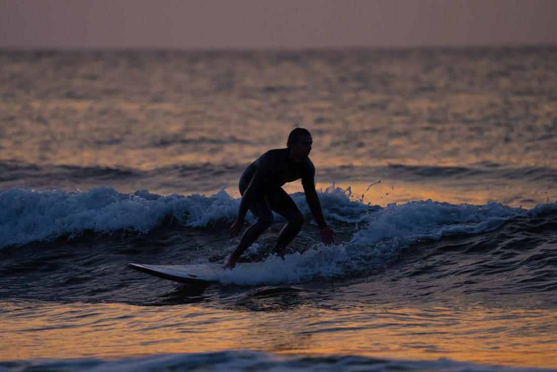 Surfear al Atardecer: La Mejor Sesión del Verano
