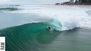 surfista usando una tabla de lujo