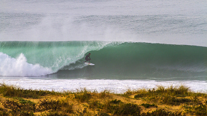 surfista dentro de una ola en nazaré