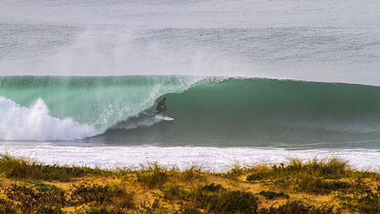 surfista dentro de una ola en nazaré