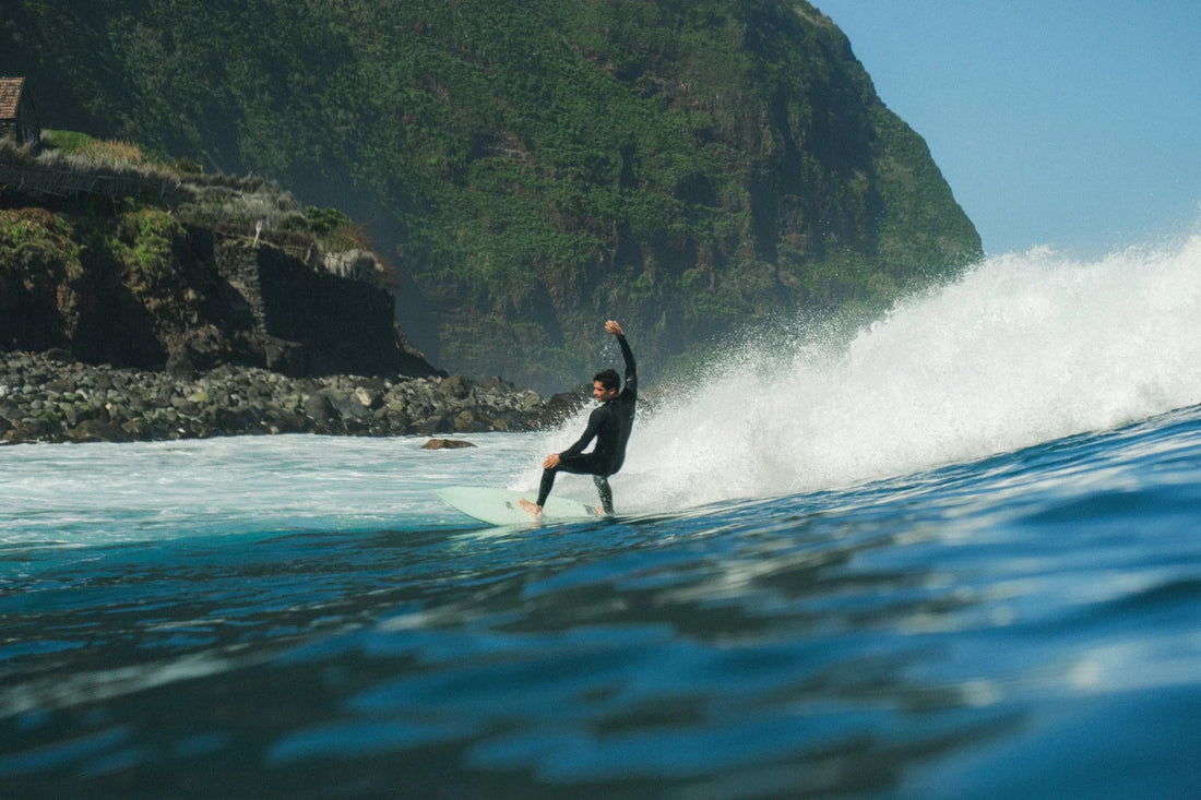 persona surfeando en madeira con una tabla flysurf en colaboracion con visit madeira