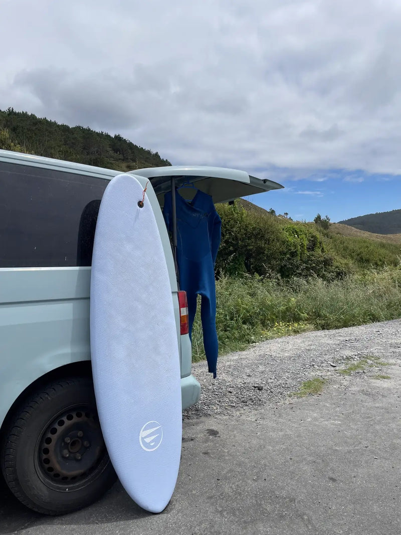 Cuándo Renovar tu Equipo de Surf: Señales de que tu Tabla o tu Neopreno Ya Cumplieron su Vida Útil