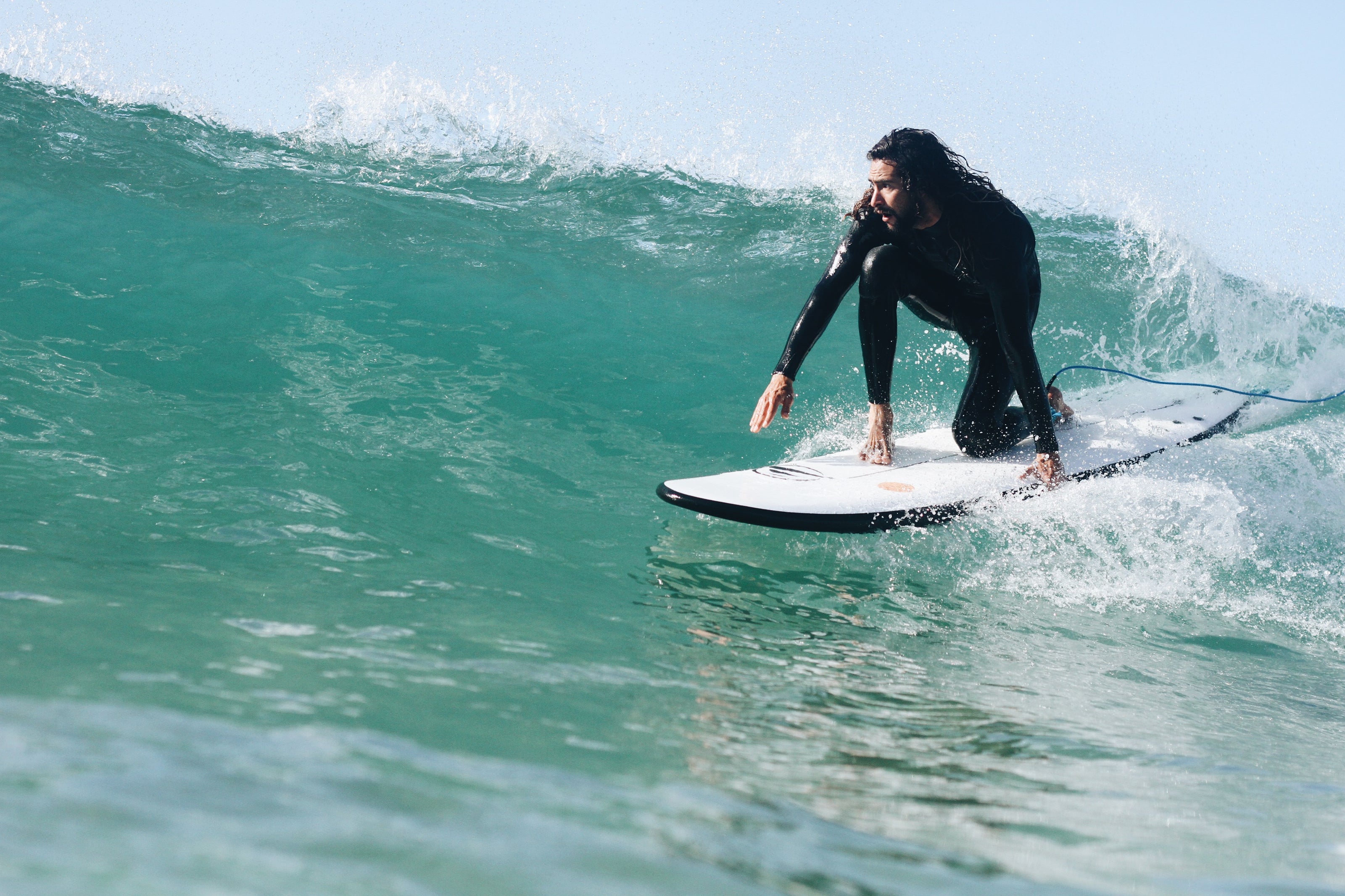 Surfista surfeando una tabla Flysurf