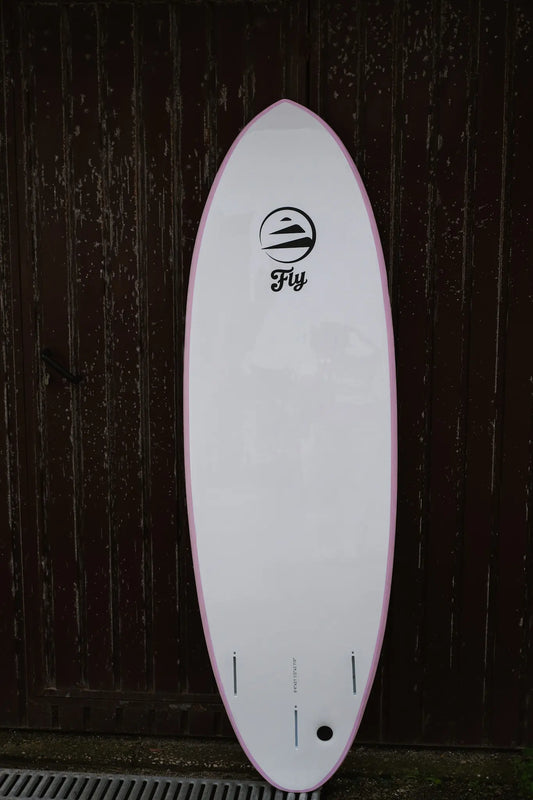 La parte de atrás de la tabla de surf shortboard rosa. 