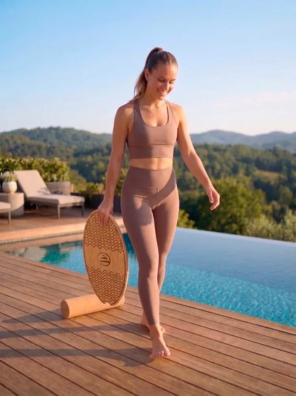 Chica después de terminar su sesión con la tabla de equilibrio de surf.