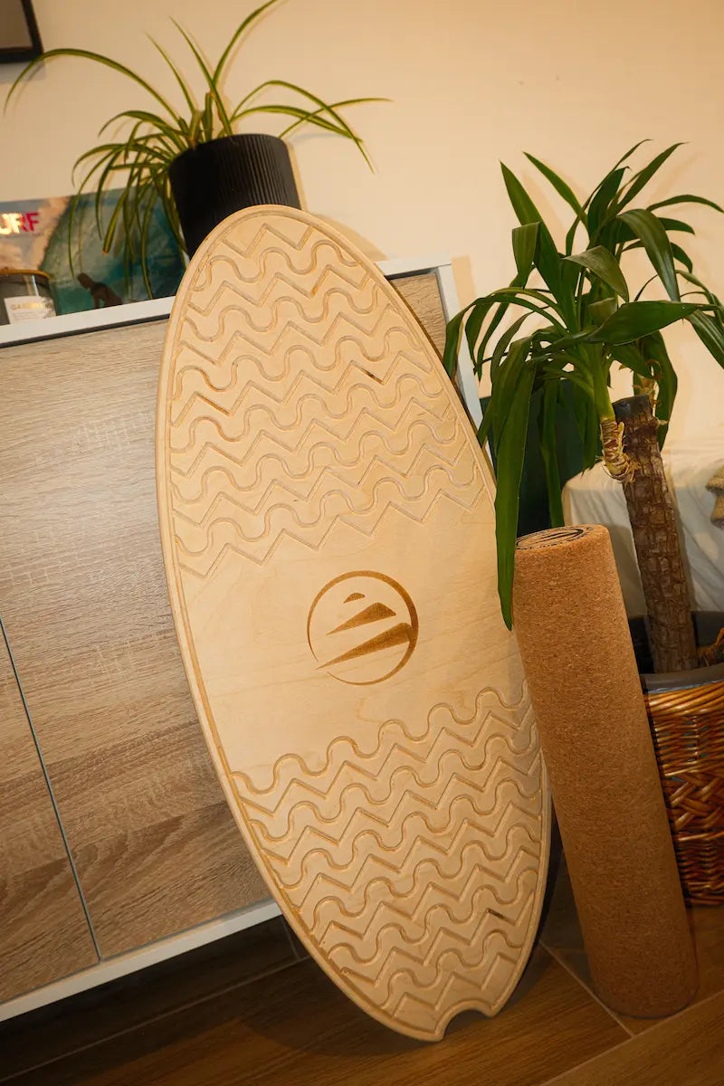 Balance board de surf apoyado en un mueble por delante. 