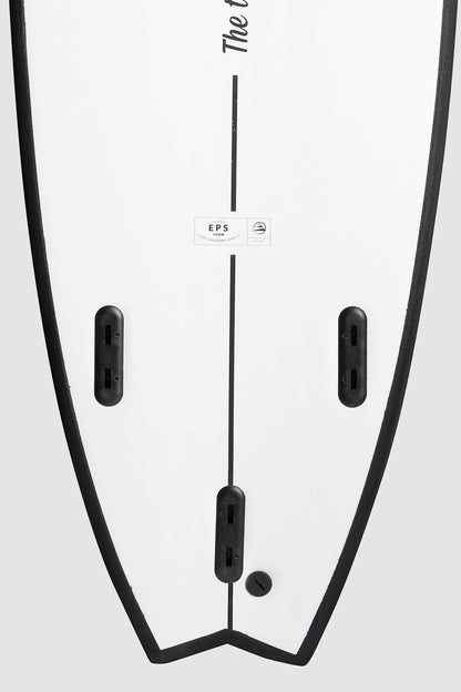 "Bottom de la tabla de surf evolutiva The Traveller 6.6 en el tail"