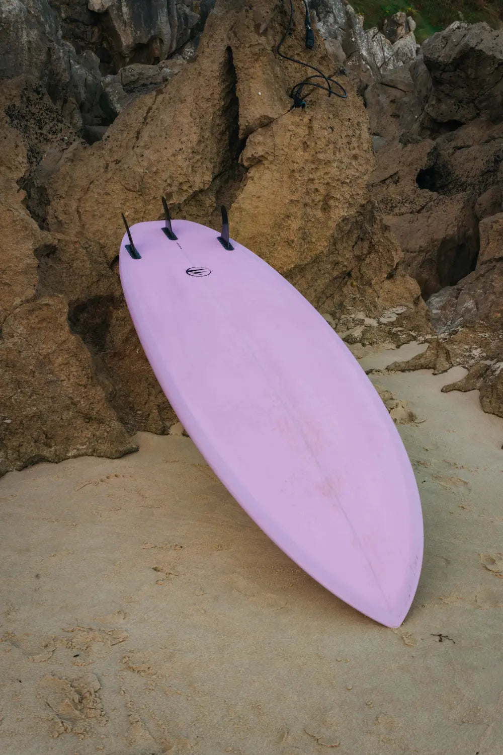 Parte de atrás de la tabla de fibra rosa. 