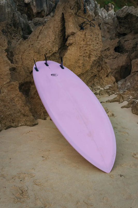 Parte de atrás de la tabla de fibra rosa. 