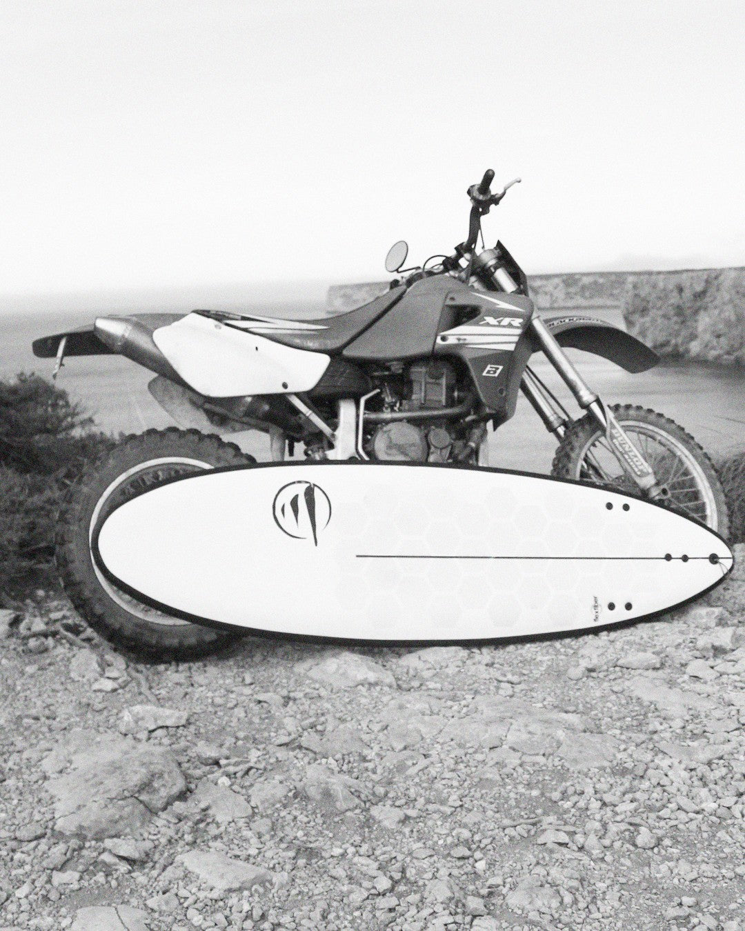 Tabla Dharma FCS 6.2 apoyada en una moto